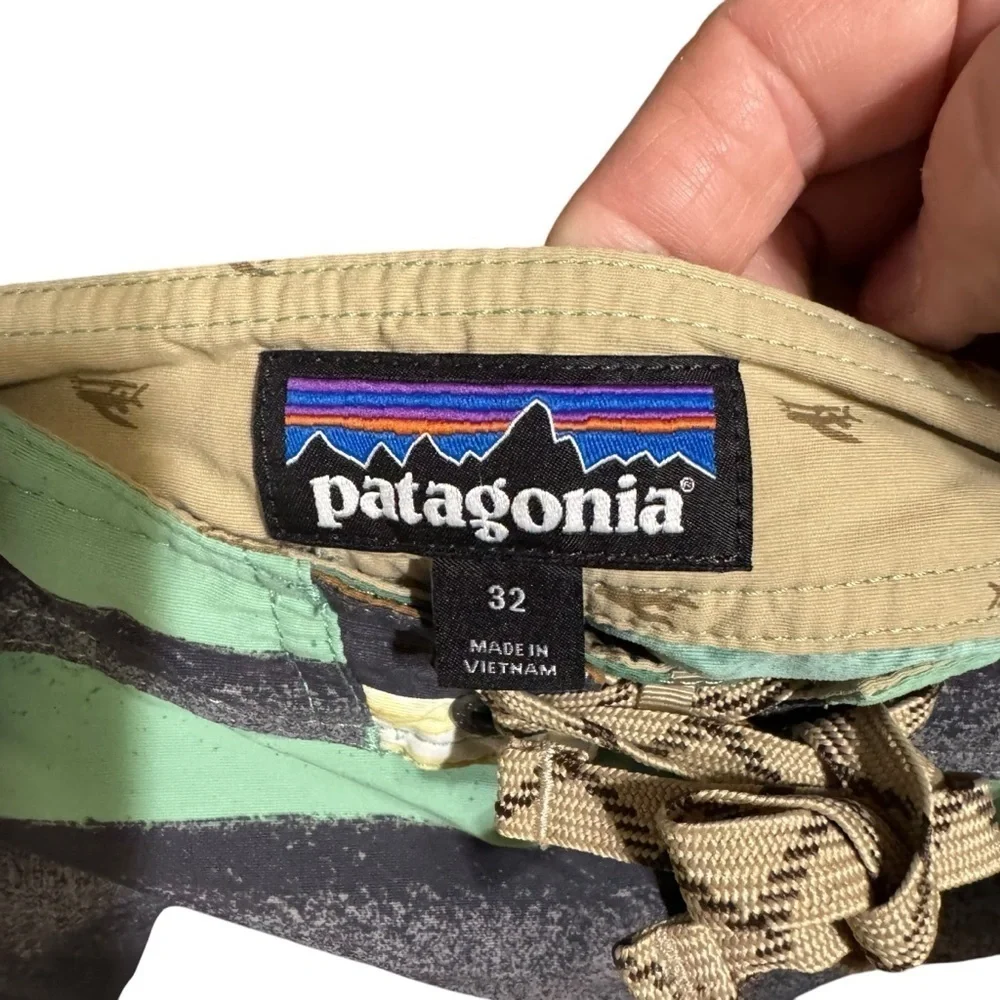 Patagonia  M's Printed Wavefarer Board Shorts
